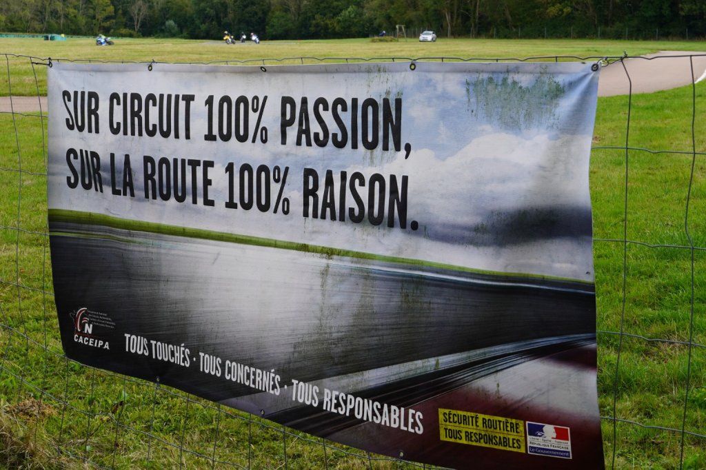 SUR CIRCUIT 100% PASSION, MAIS SUR ROUTE 100% RAISON.
Slogan mis en place sur les circuits automobiles et motos de France par nos partenaires de la Sécurité Routière.
